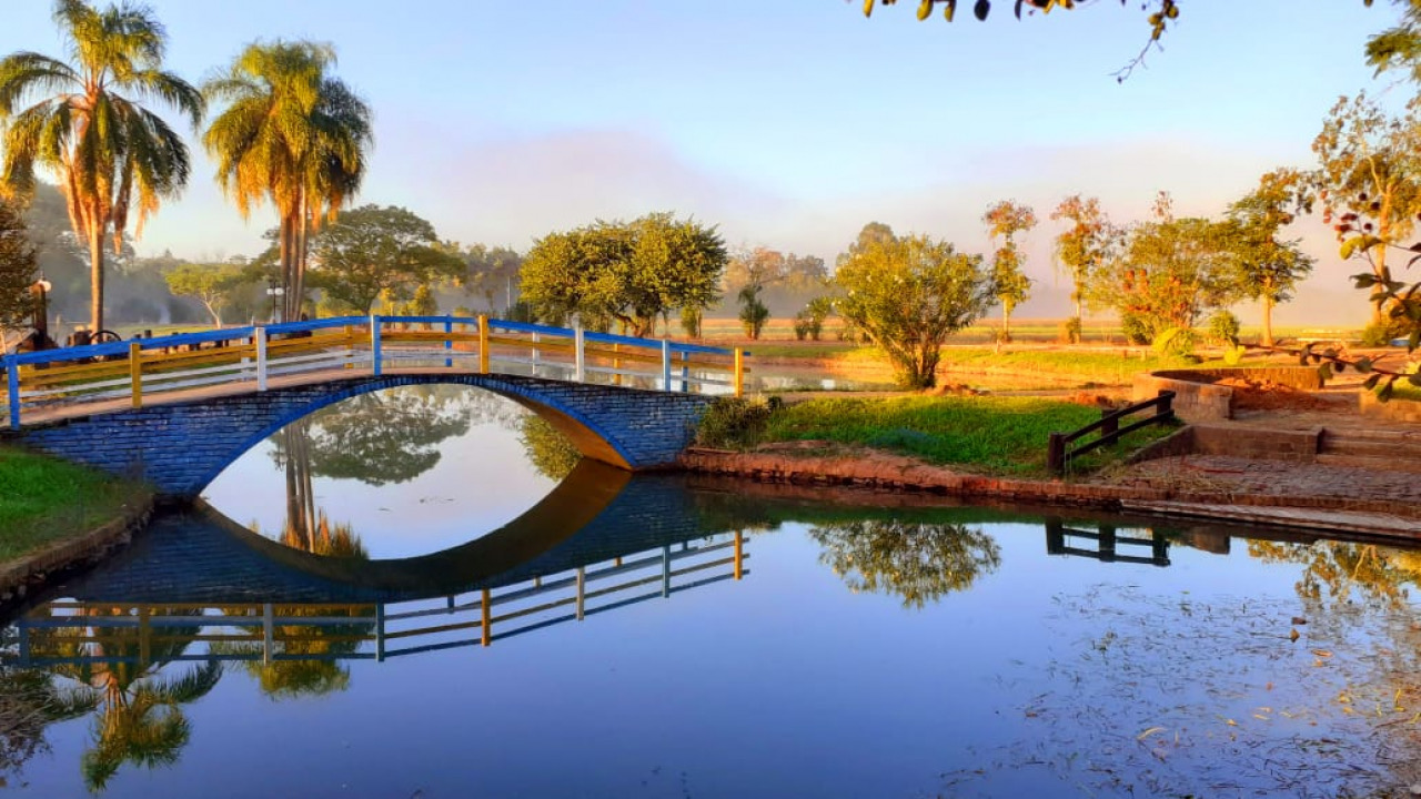 Ponte de travessia sobre o lago do Parque Histórico Municipal Obaldino Tessele